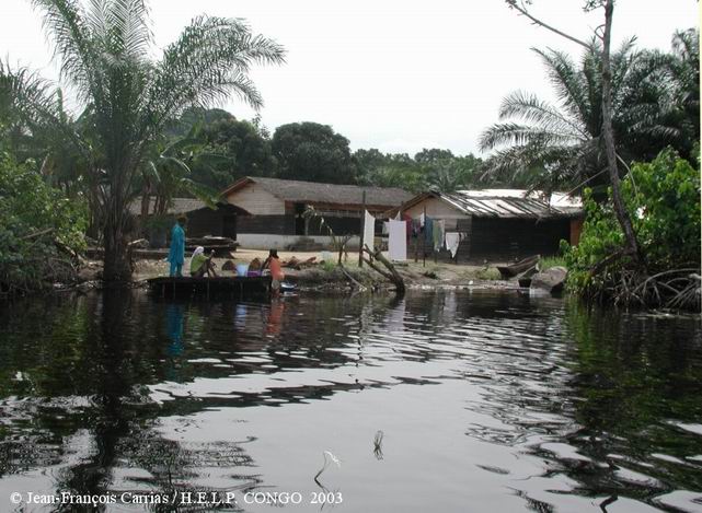 Vue partielle du village de Tandou N'Goma, sur la lagune de Conkouati.