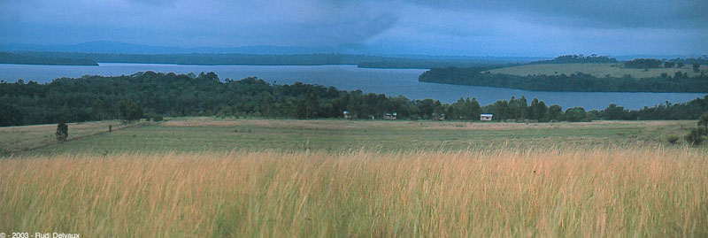 Vue sur la plantation (zone verte en 2° plan),  les logements du  sanctuaire, puis lagune de Conkoauti et en arrière plan, le coté sud du Triangle